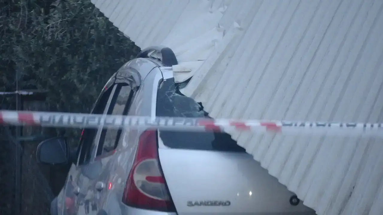 Fırtına ve Hortum Seraları Yıktı, Yollar Göle Döndü 4